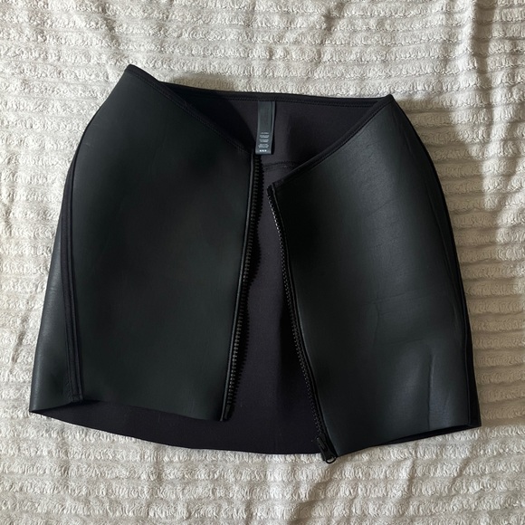 SKIMS Black Swim Skirt onyx medium - Picture 5 of 7